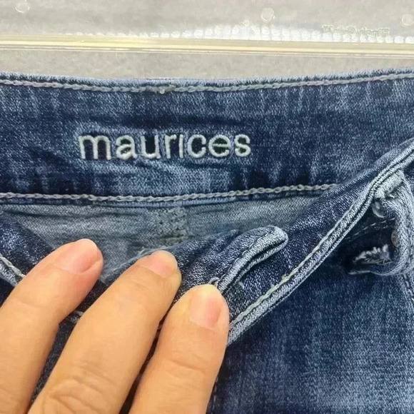 Maurice’s denim distressed shorts button and zip closure - Picture 5 of 7